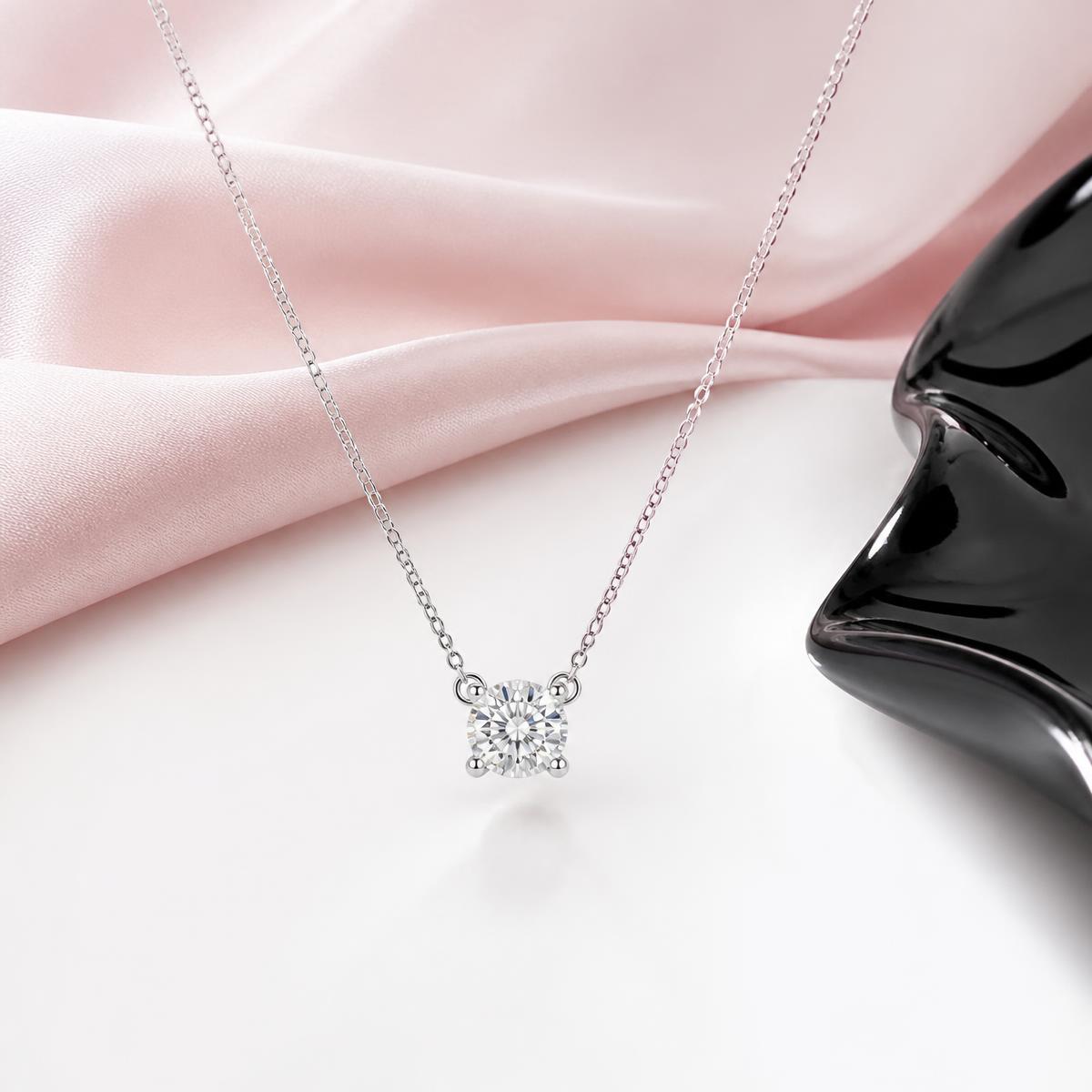 Solitaire diamond necklace in 18k gold